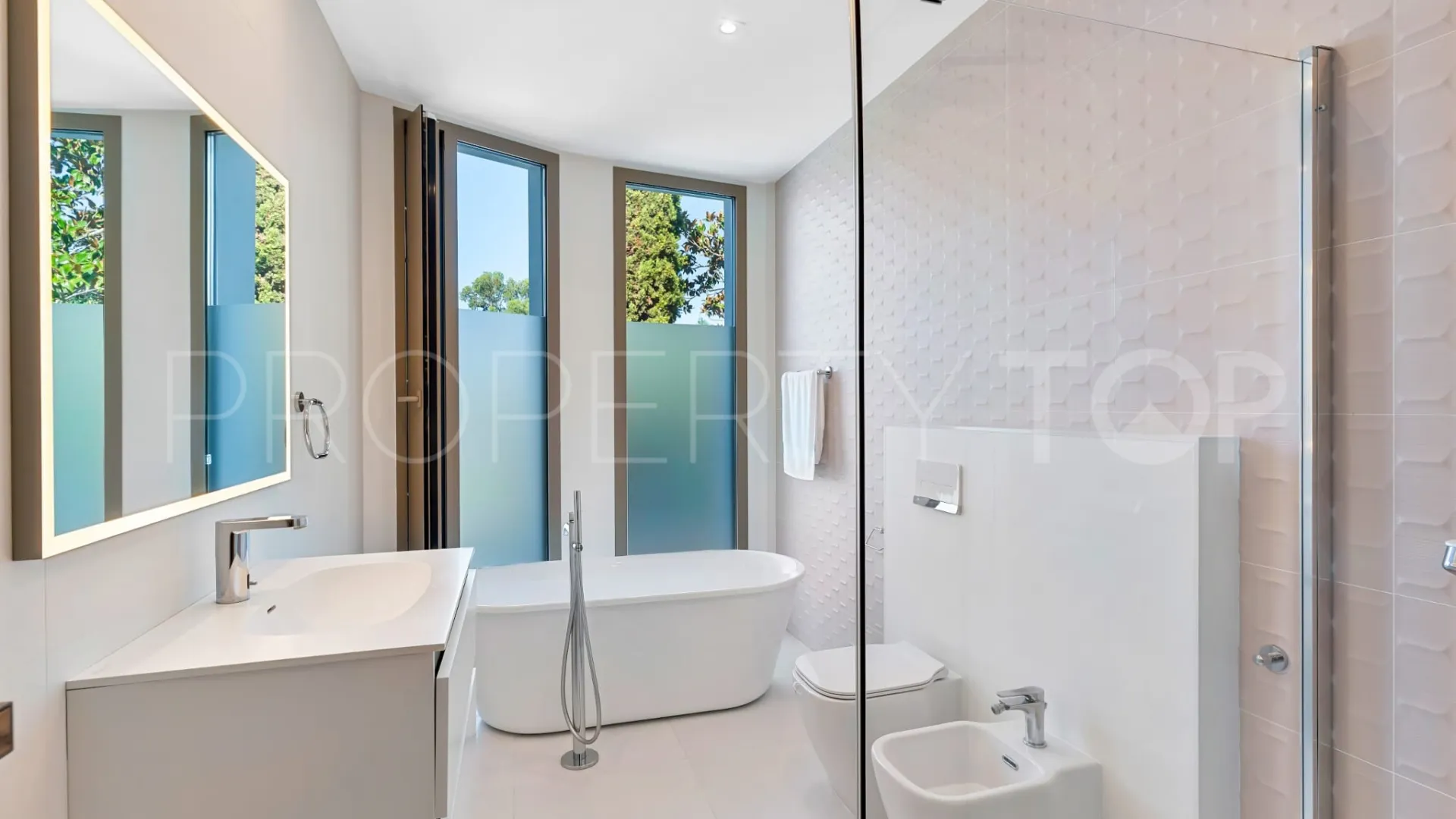 Se vende villa en Guadalmina Baja de 6 dormitorios