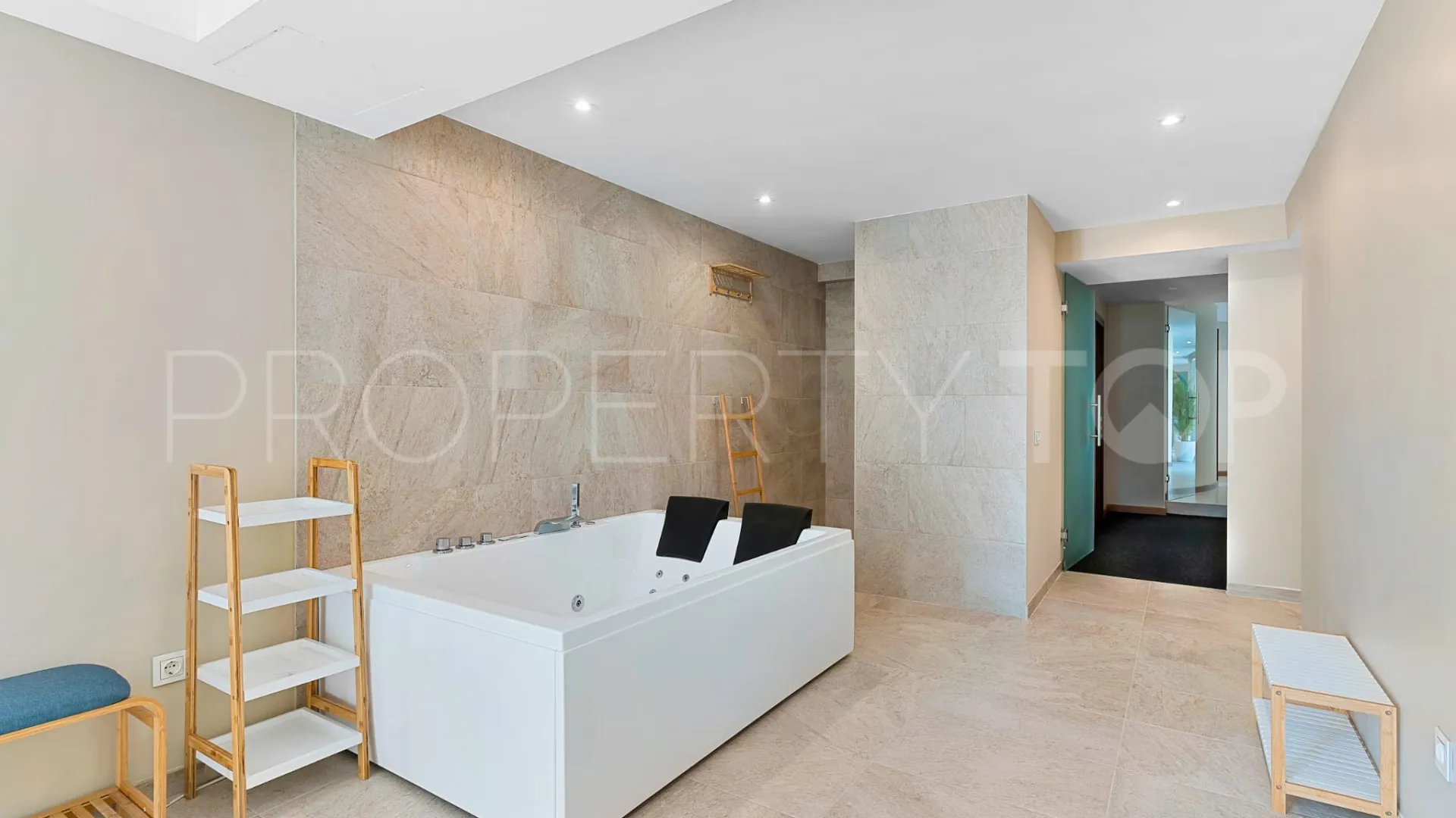 Se vende villa en Guadalmina Baja de 6 dormitorios