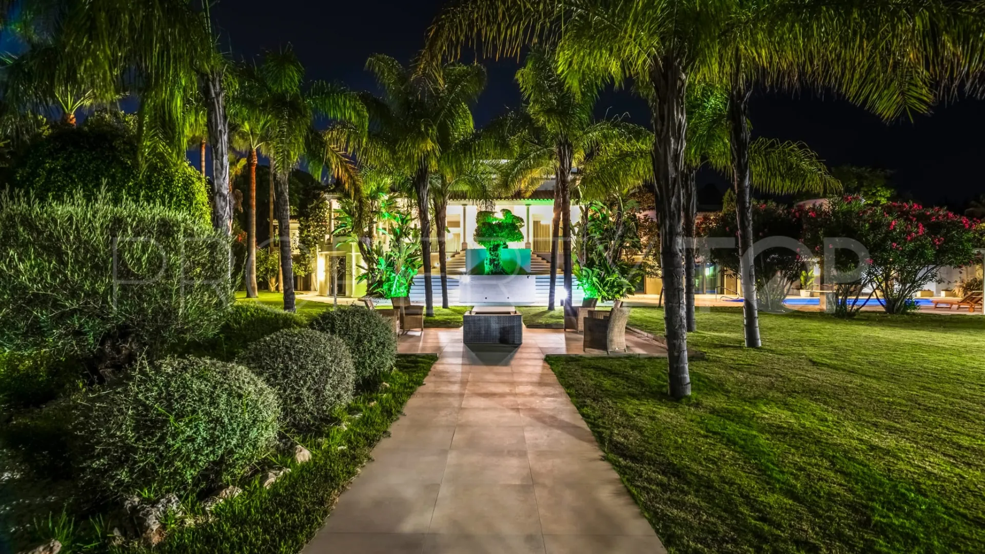 Se vende villa en Guadalmina Baja de 6 dormitorios