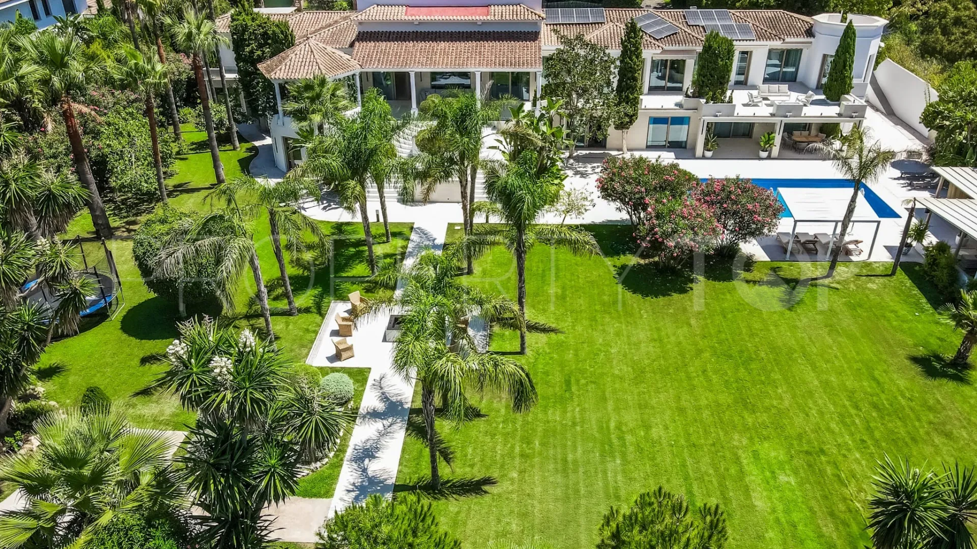 Se vende villa en Guadalmina Baja de 6 dormitorios