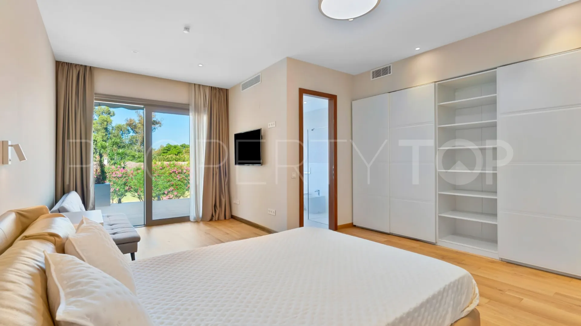Se vende villa en Guadalmina Baja de 6 dormitorios