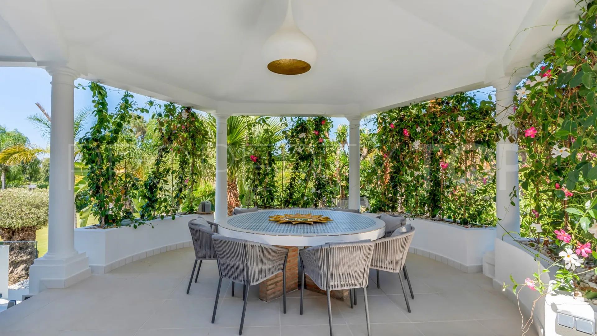 Se vende villa en Guadalmina Baja de 6 dormitorios