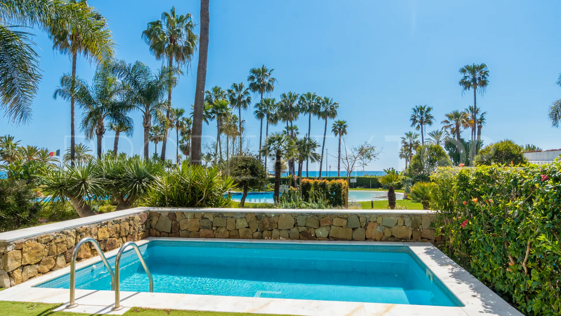 Apartamento planta baja con 3 dormitorios en venta en Los Granados