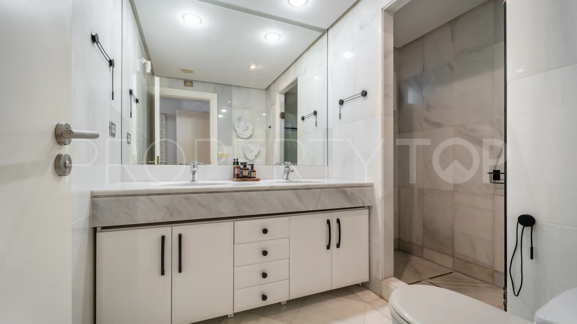 Apartamento planta baja con 3 dormitorios en venta en Los Granados