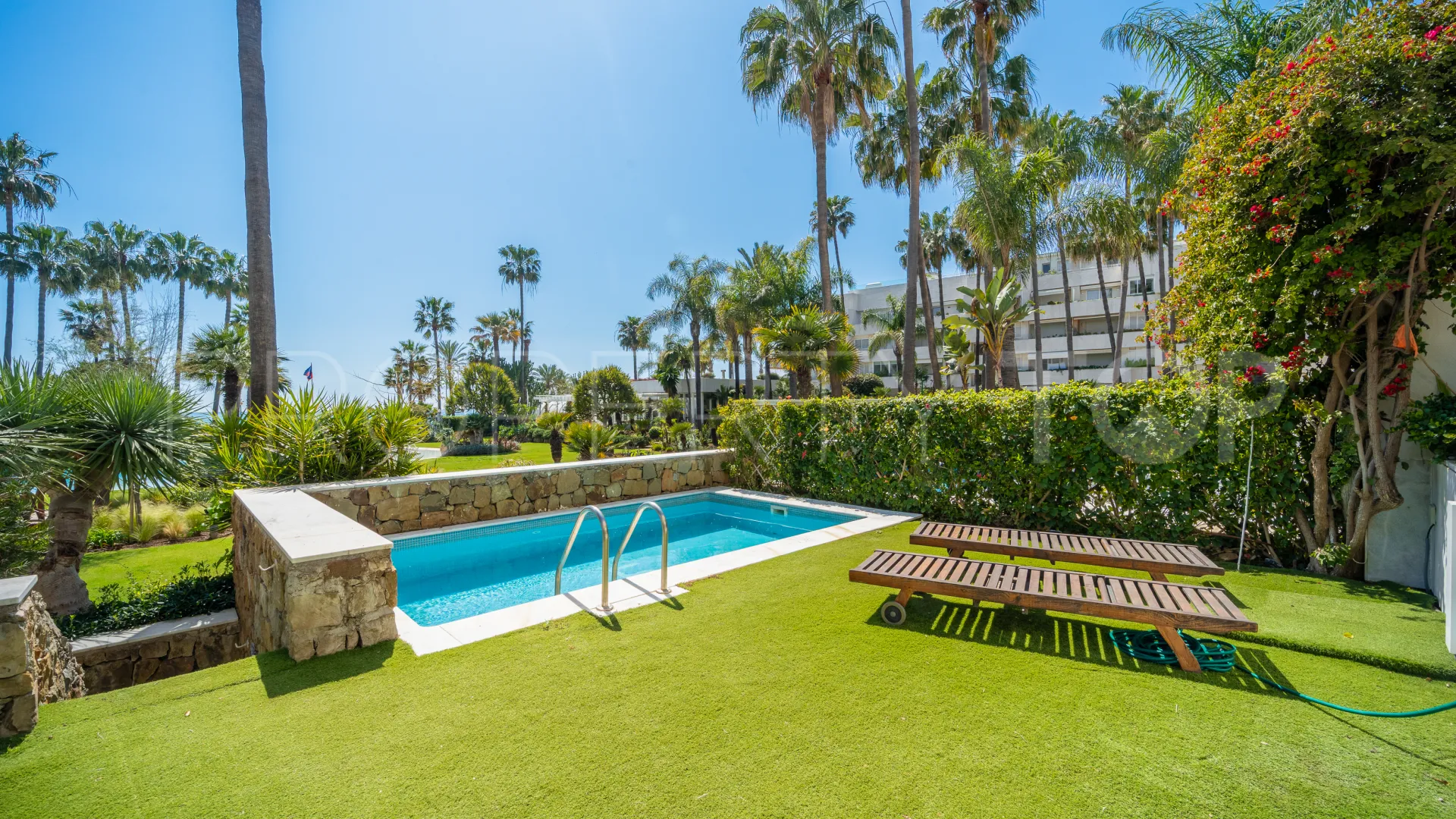 Apartamento planta baja con 3 dormitorios en venta en Los Granados