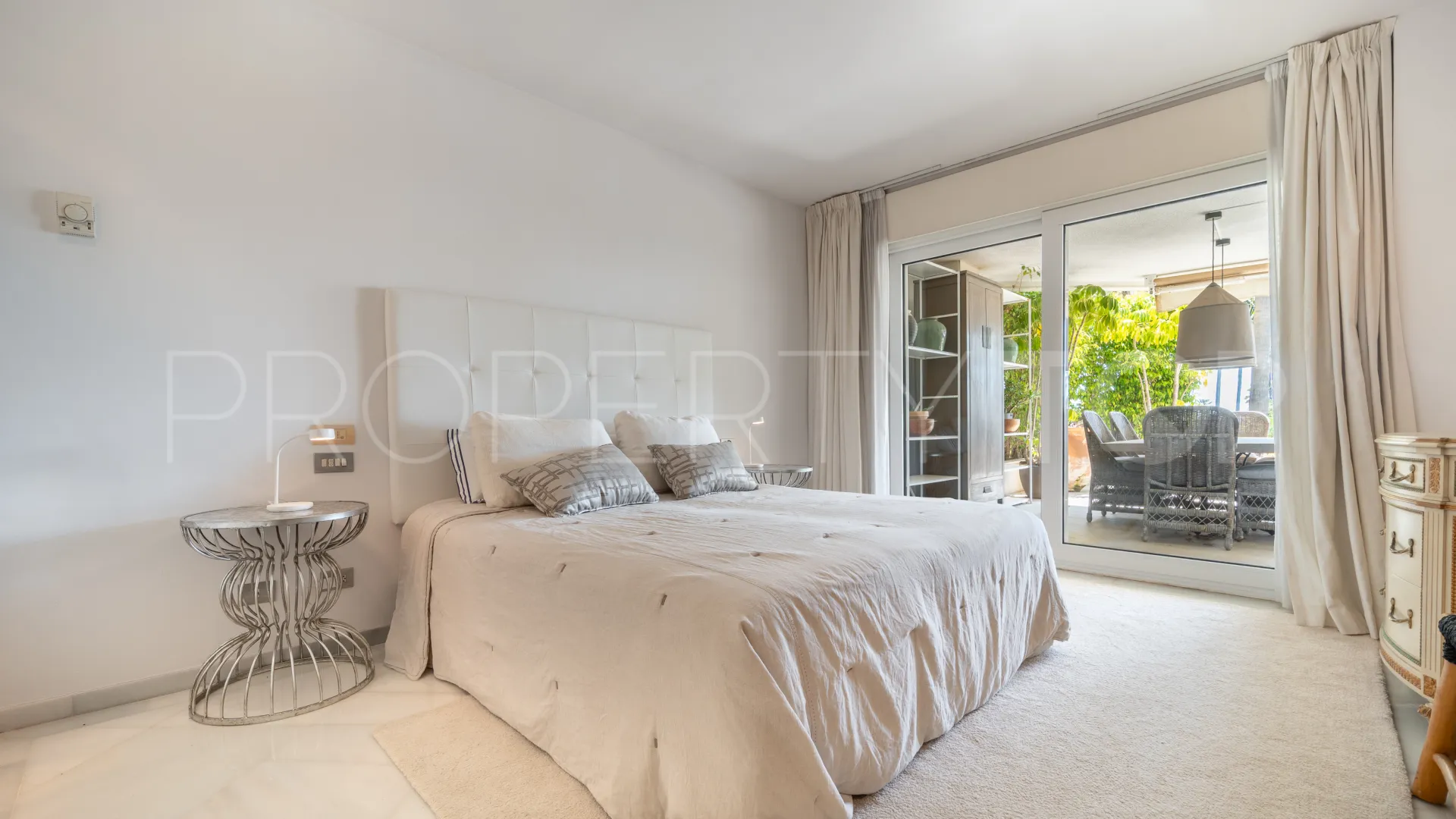 Apartamento planta baja con 3 dormitorios en venta en Los Granados