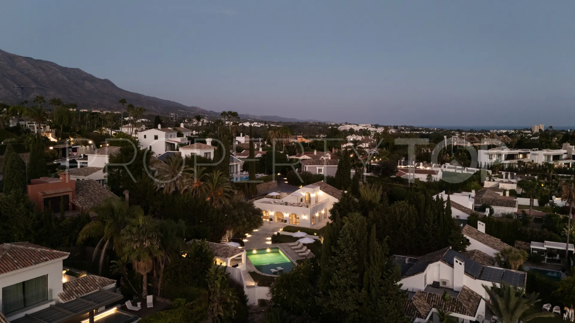 Se vende villa en Nueva Andalucia con 4 dormitorios