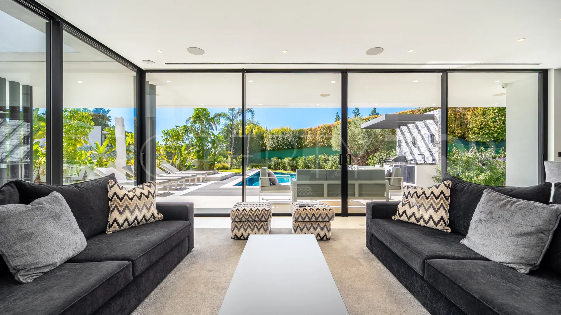 Buy villa in Las Lomas del Marbella Club
