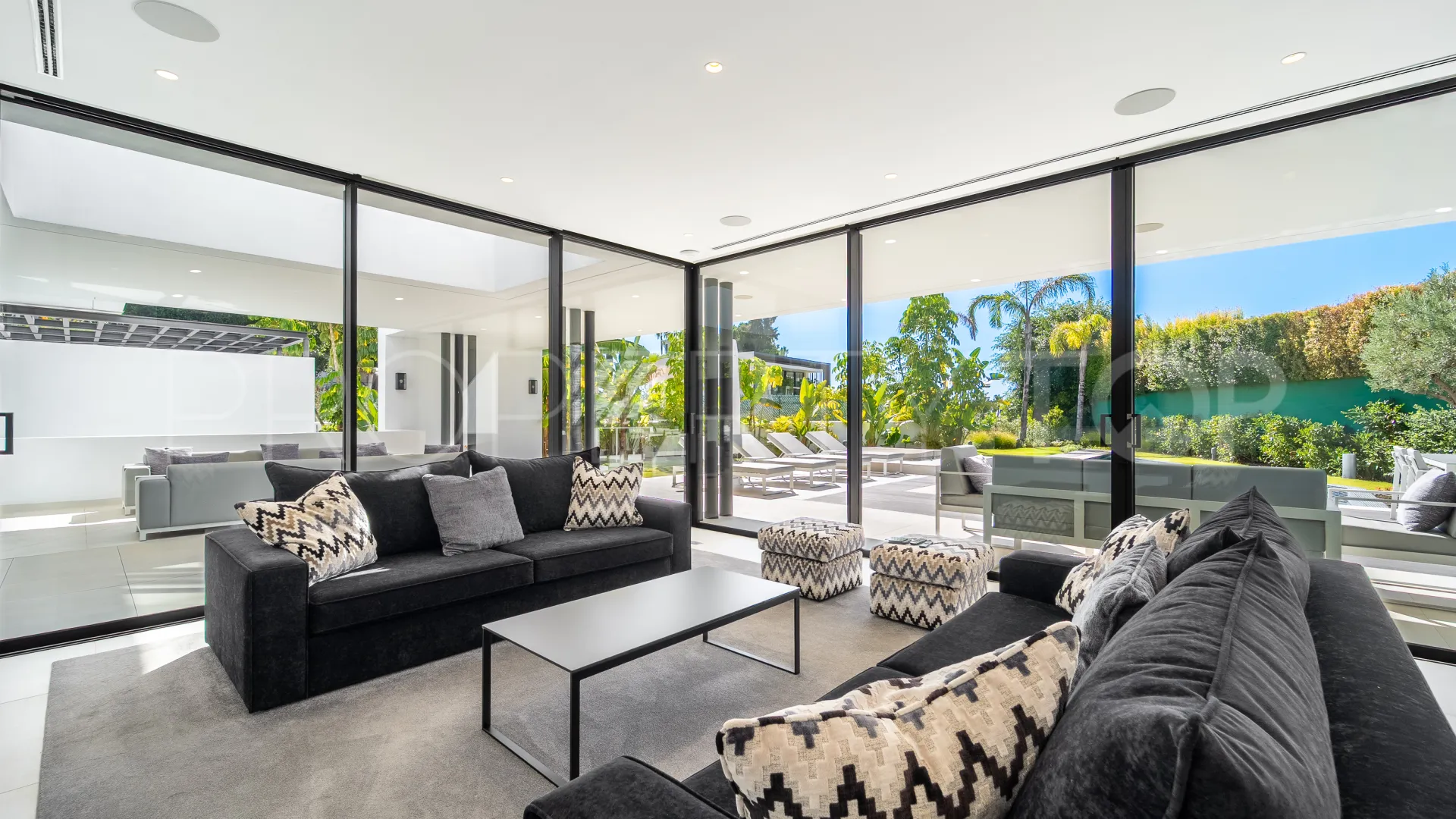 Buy villa in Las Lomas del Marbella Club
