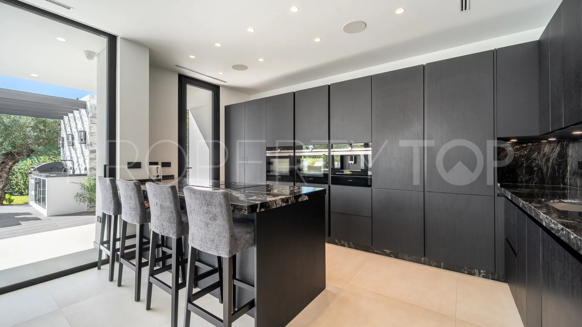 Buy villa in Las Lomas del Marbella Club