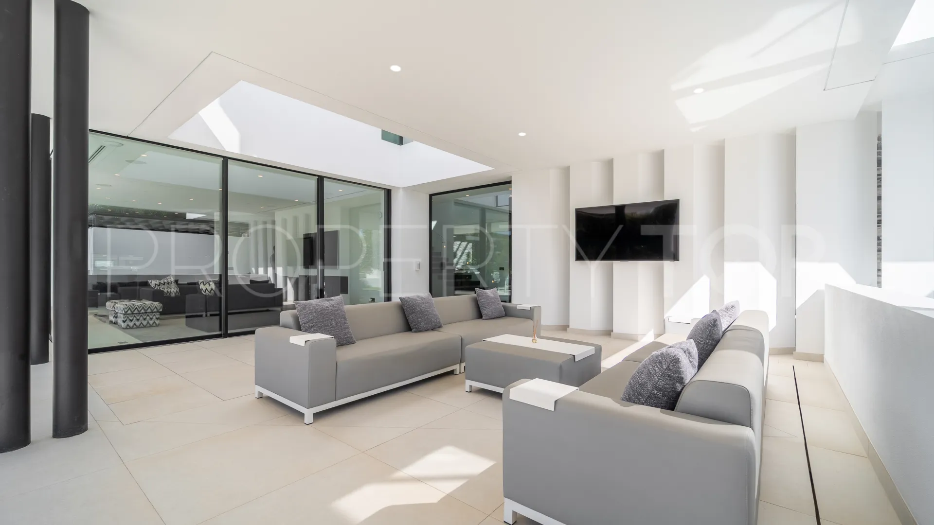 Buy villa in Las Lomas del Marbella Club
