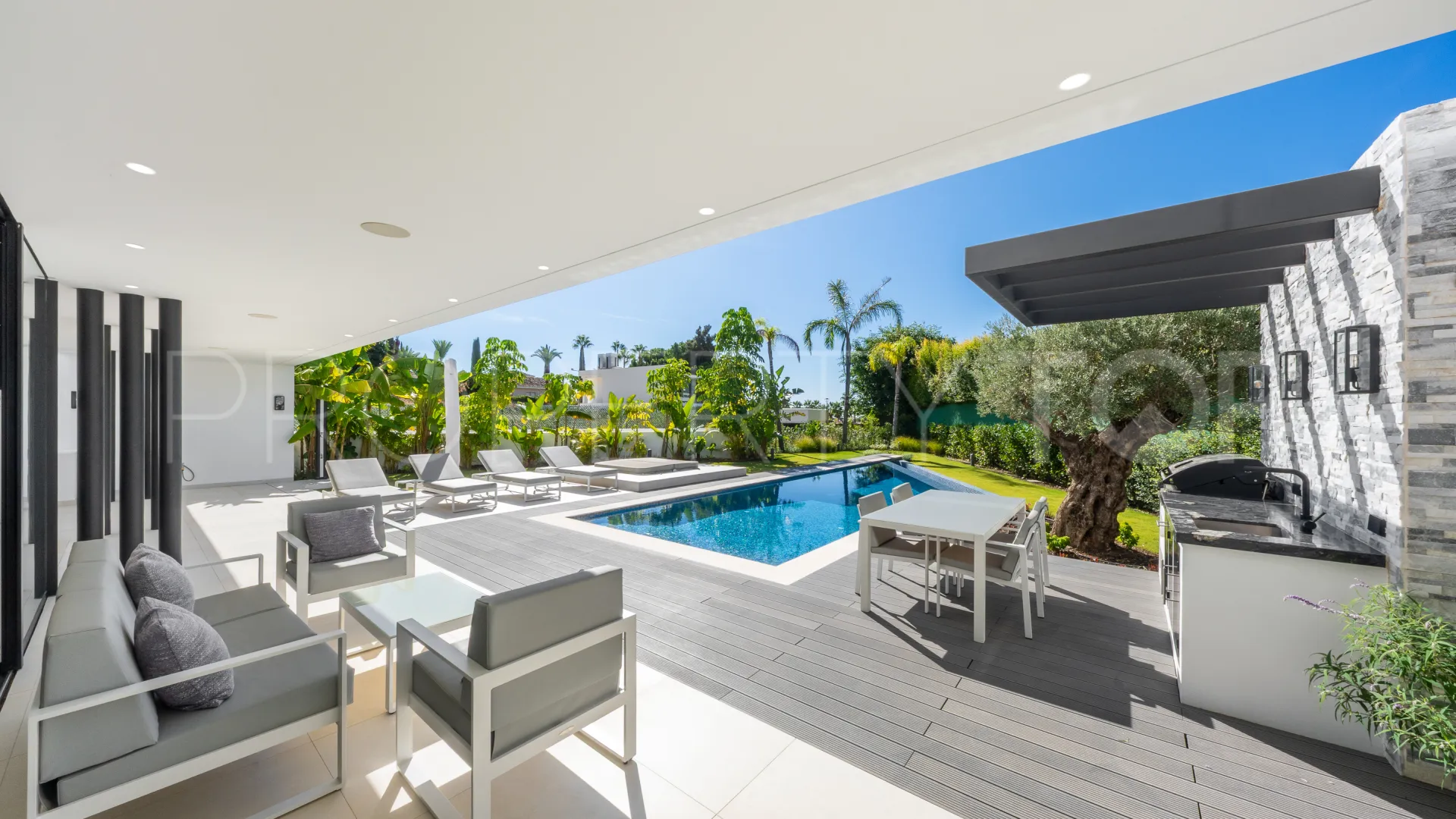 Buy villa in Las Lomas del Marbella Club