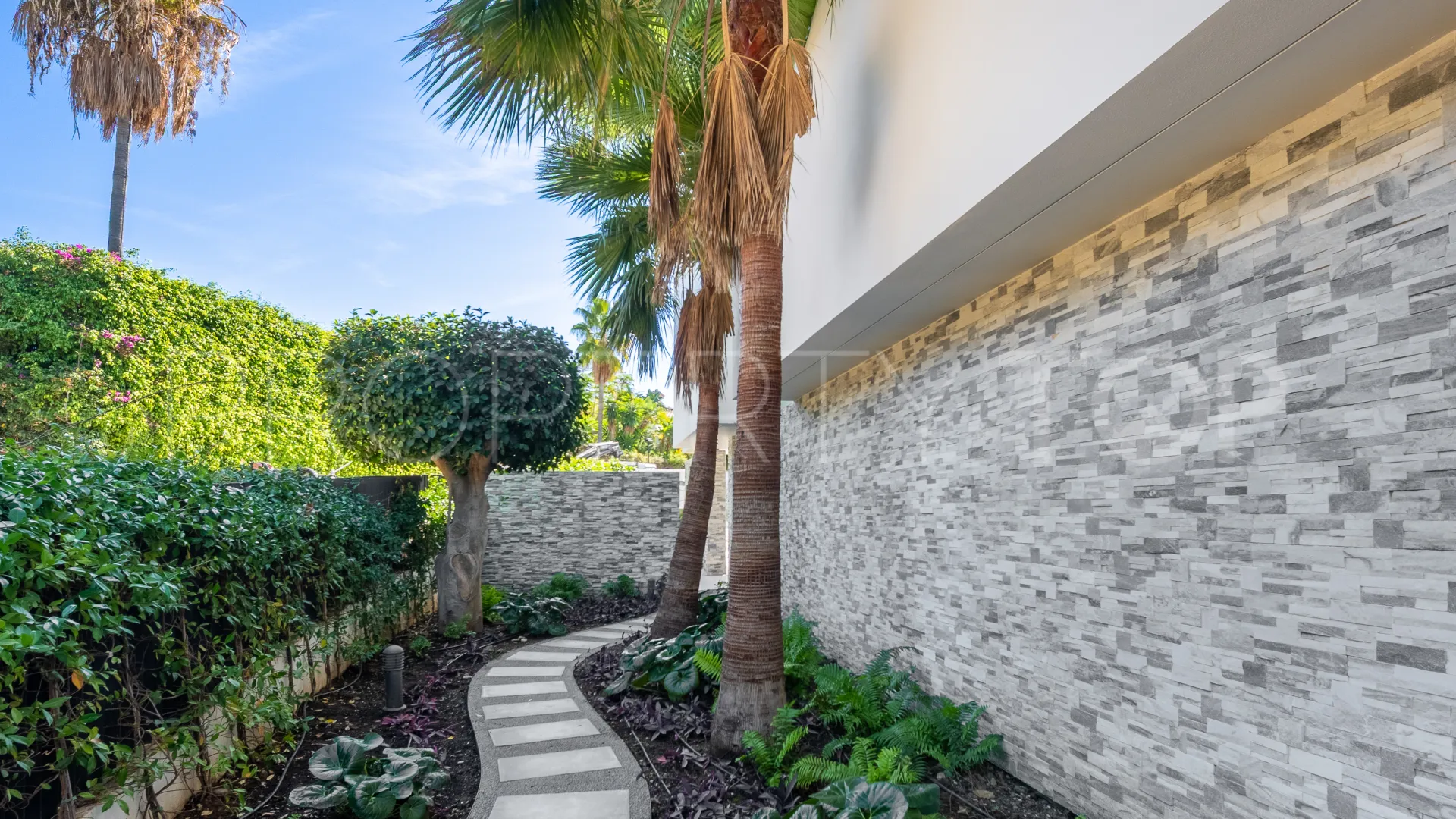 Buy villa in Las Lomas del Marbella Club