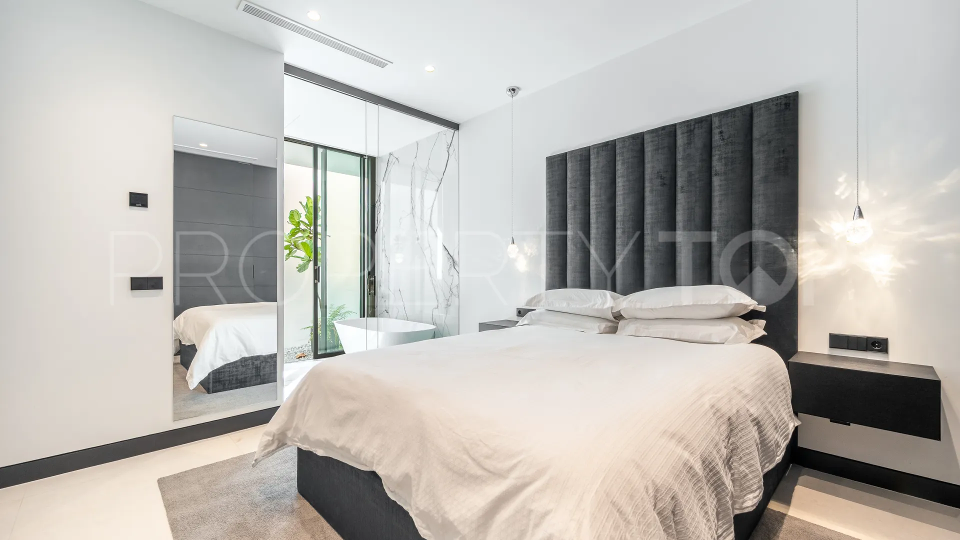 Buy villa in Las Lomas del Marbella Club