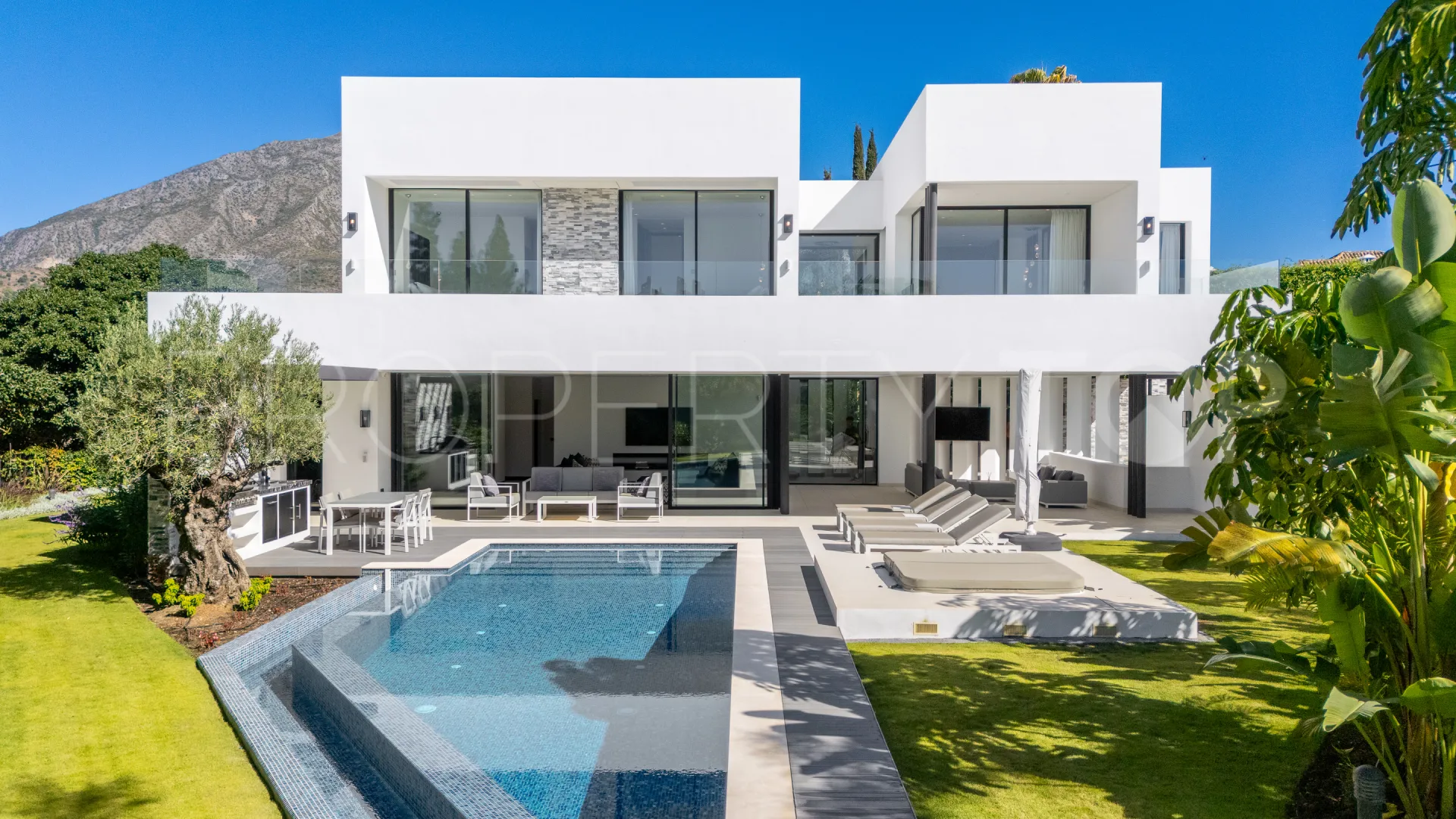 Buy villa in Las Lomas del Marbella Club
