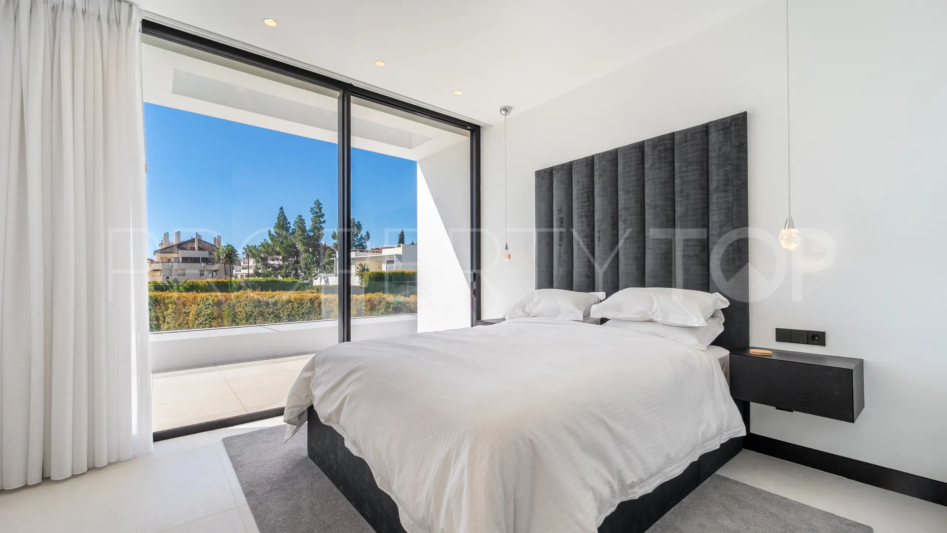 Buy villa in Las Lomas del Marbella Club