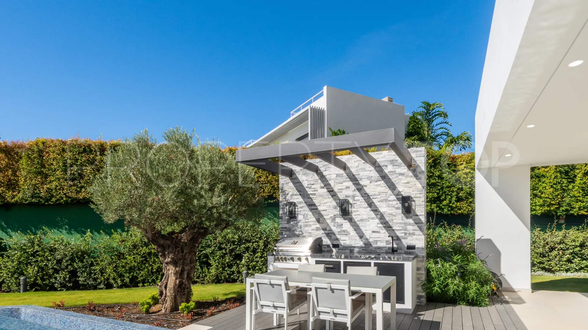 Buy villa in Las Lomas del Marbella Club