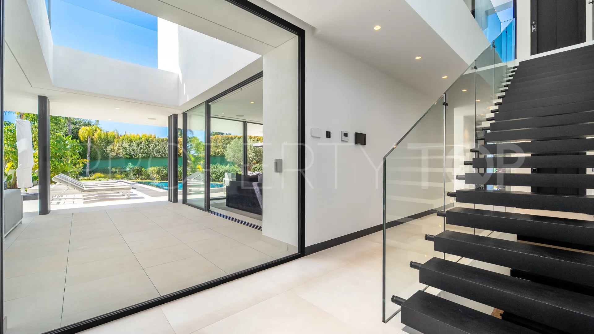 Buy villa in Las Lomas del Marbella Club