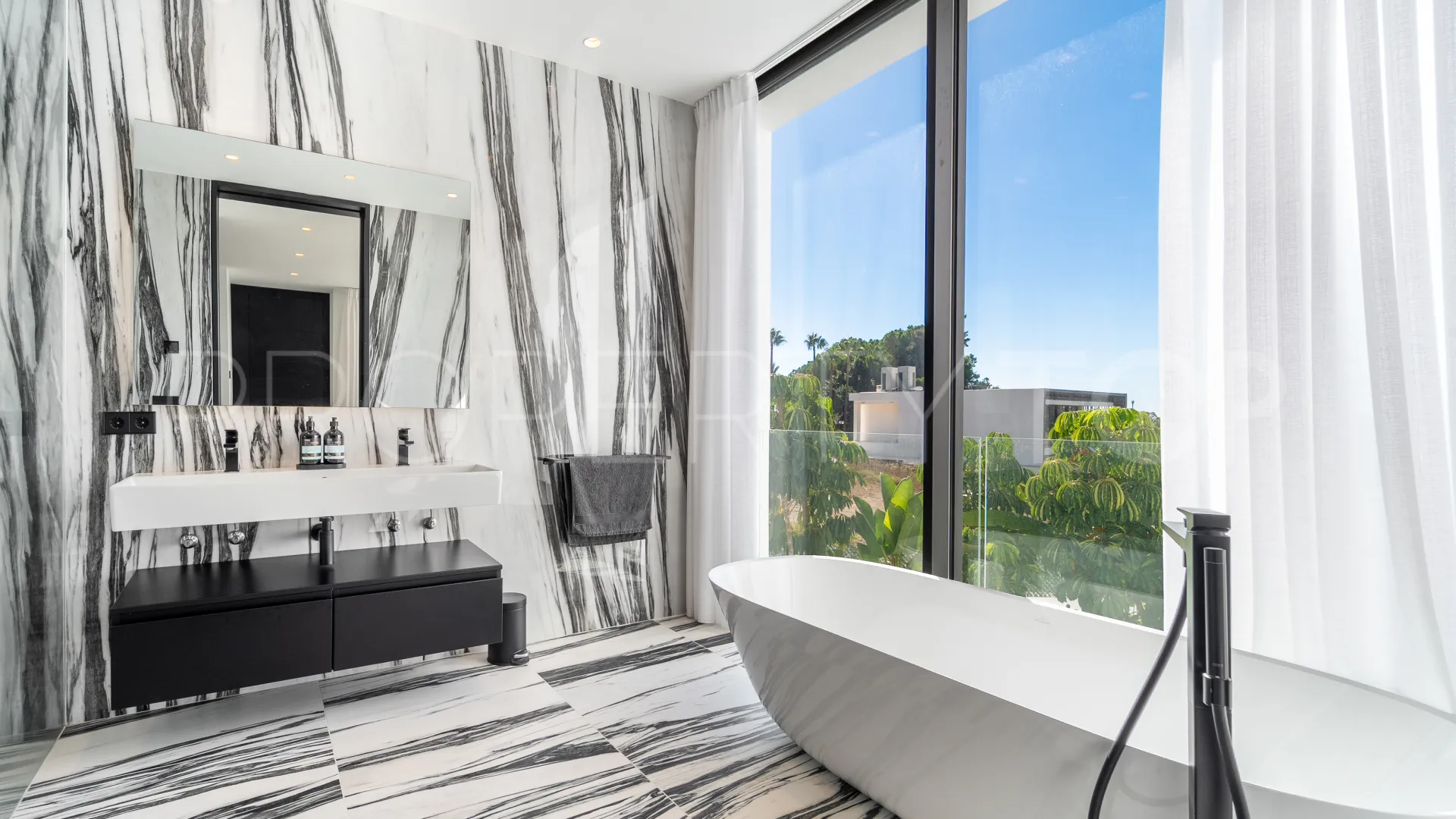 Buy villa in Las Lomas del Marbella Club