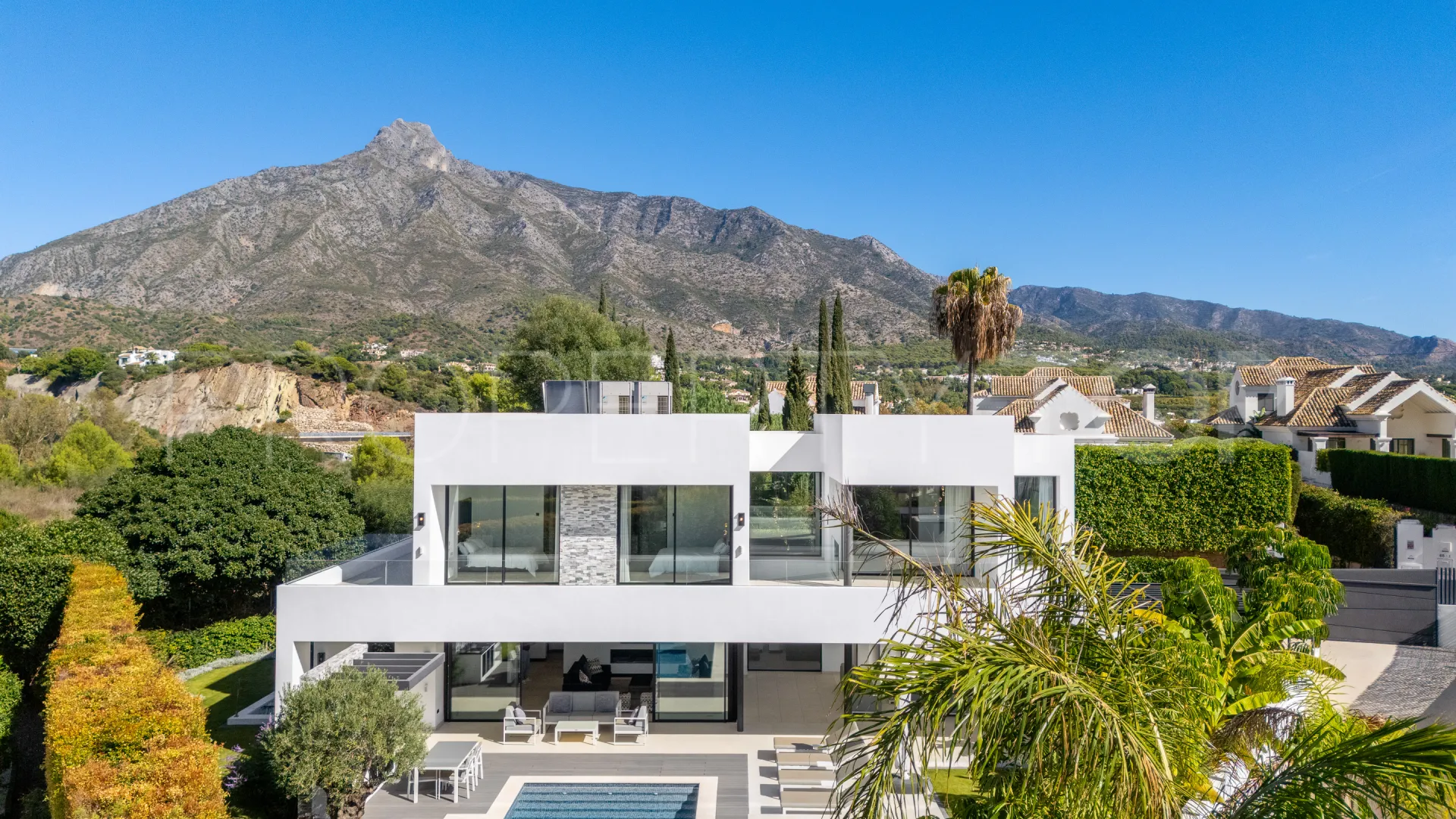 Buy villa in Las Lomas del Marbella Club