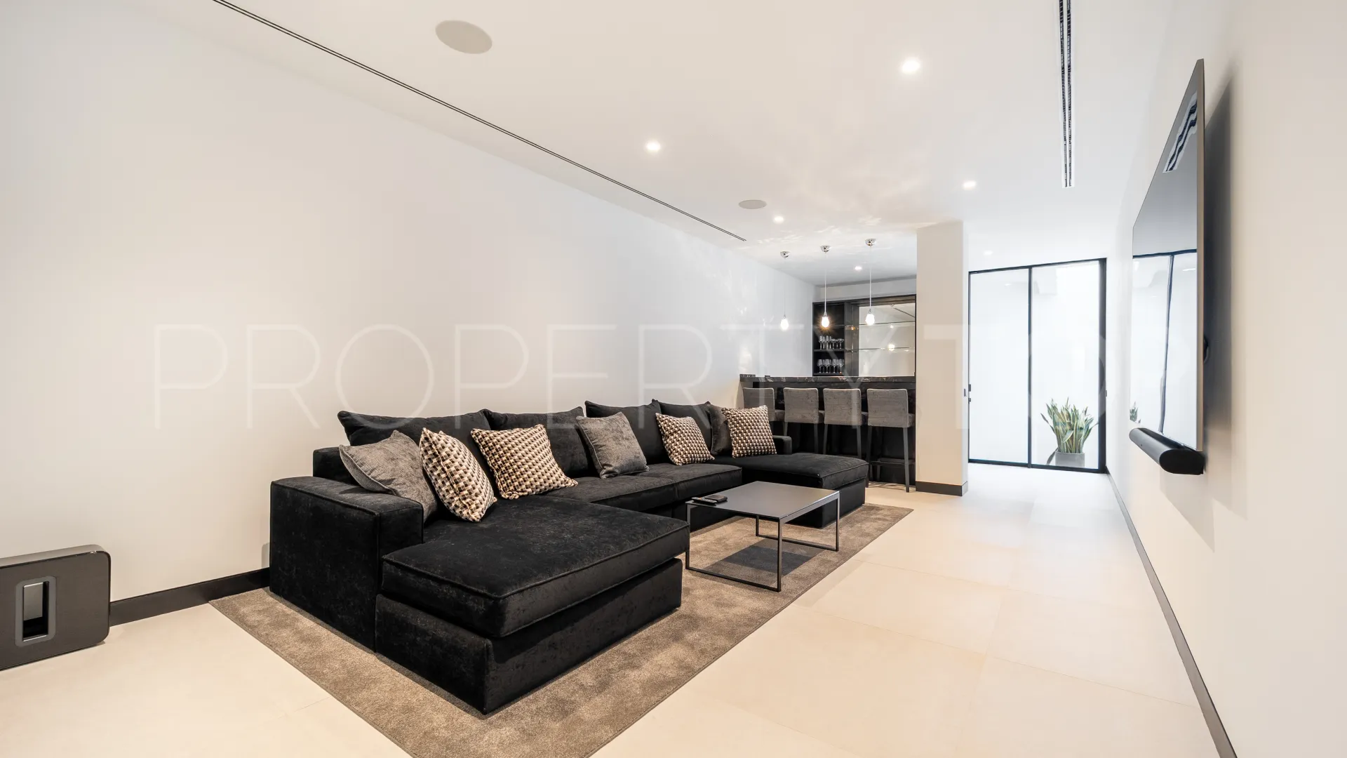Buy villa in Las Lomas del Marbella Club