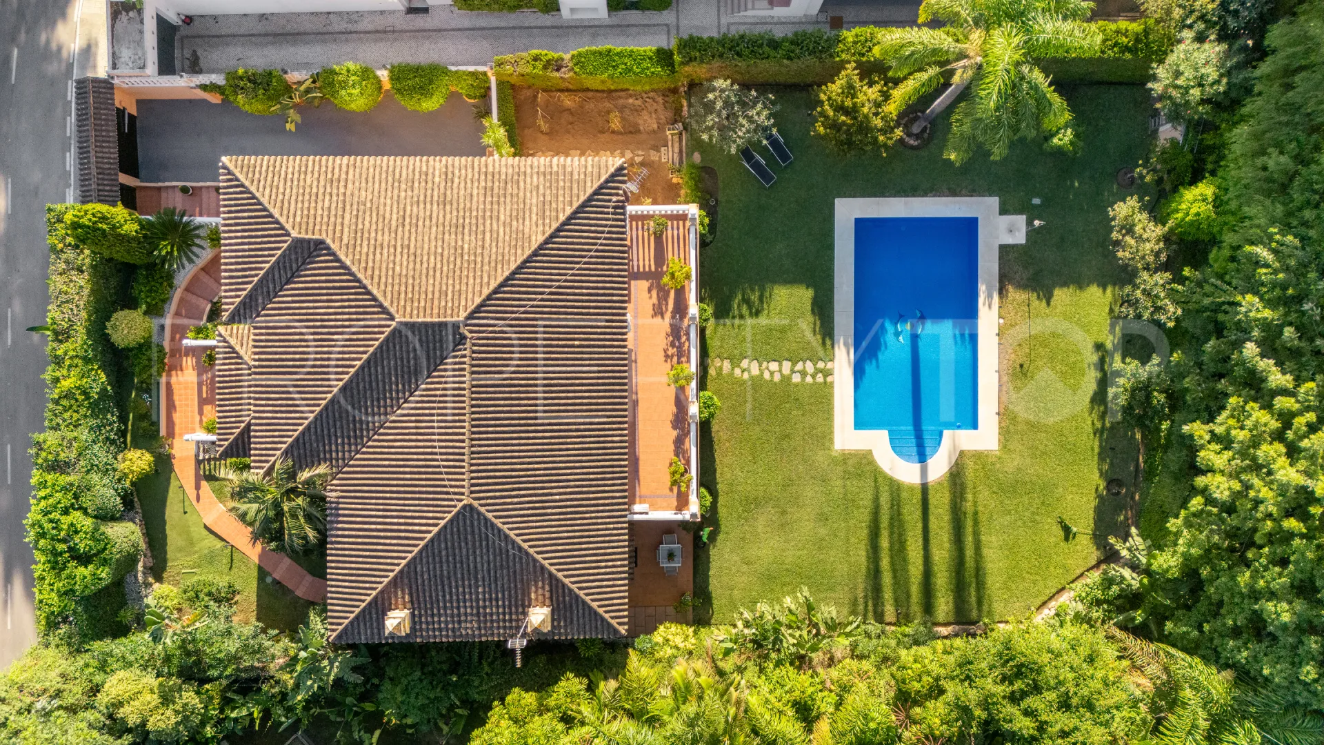 Se vende villa en Atalaya de Rio Verde con 5 dormitorios