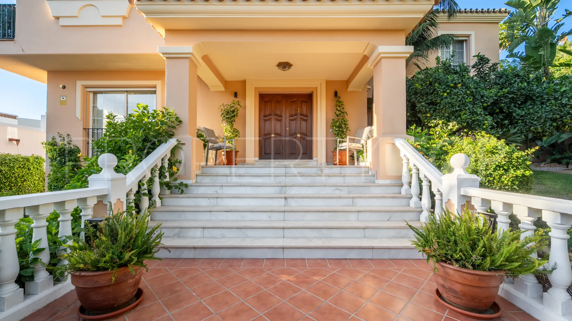 Se vende villa en Atalaya de Rio Verde con 5 dormitorios