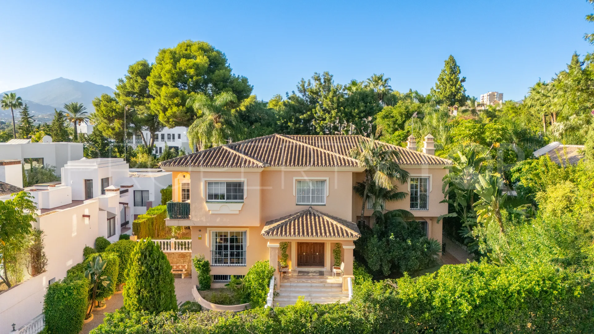 Se vende villa en Atalaya de Rio Verde con 5 dormitorios