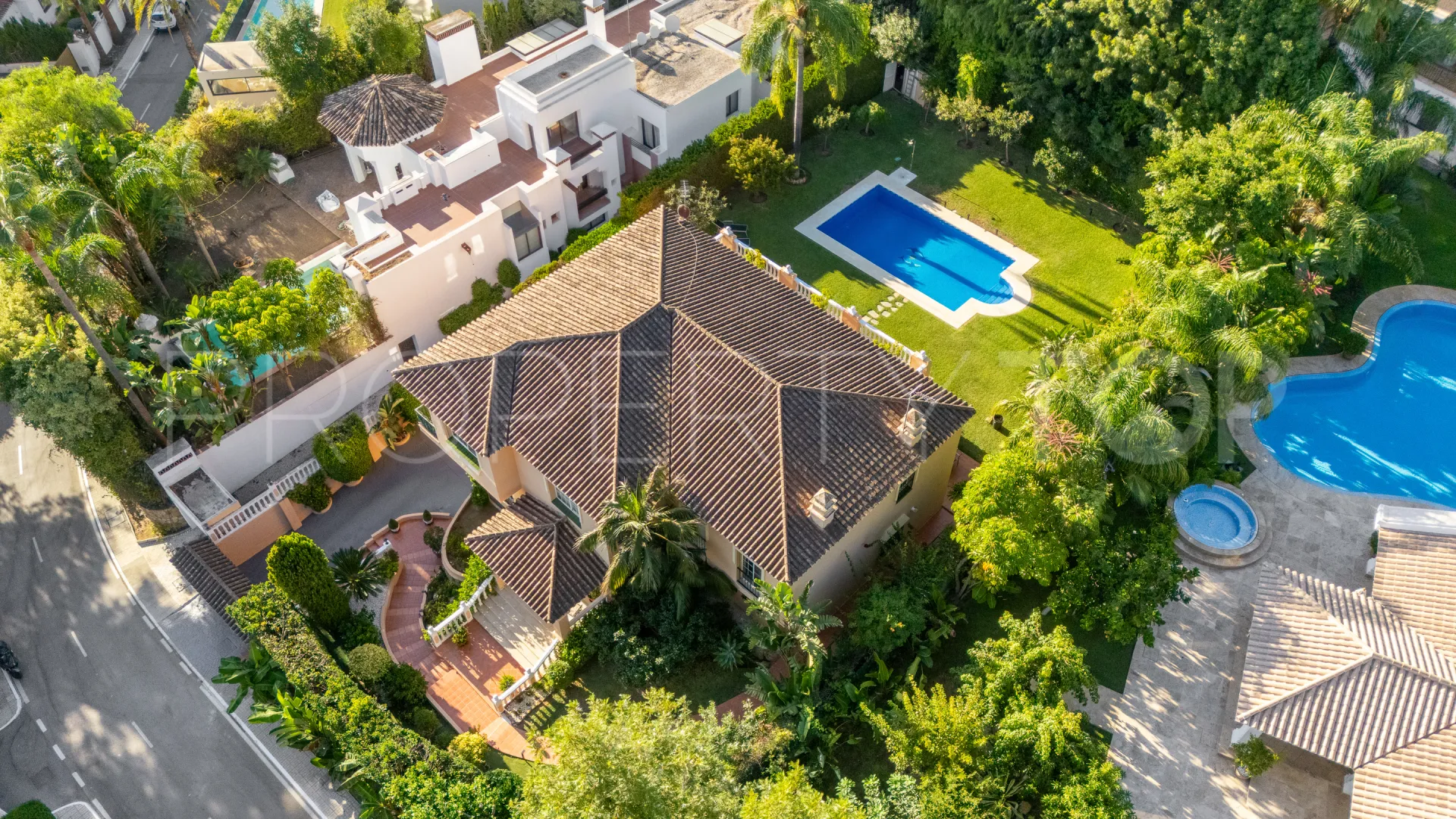 Se vende villa en Atalaya de Rio Verde con 5 dormitorios