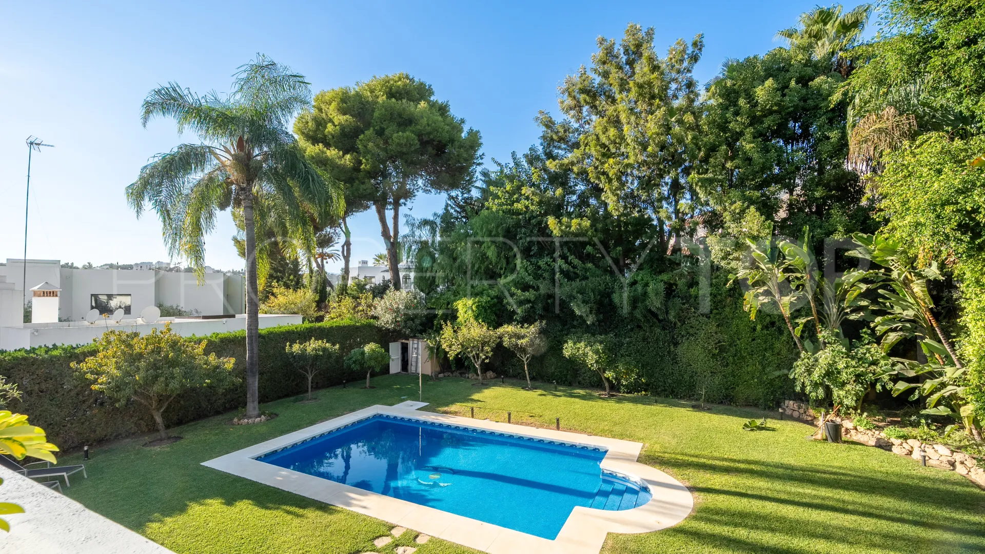 Se vende villa en Atalaya de Rio Verde con 5 dormitorios