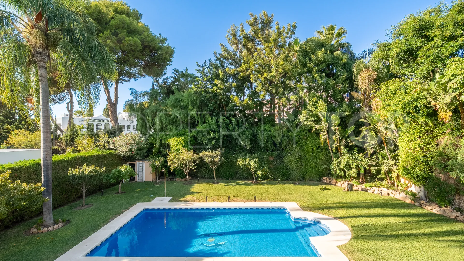 Se vende villa en Atalaya de Rio Verde con 5 dormitorios
