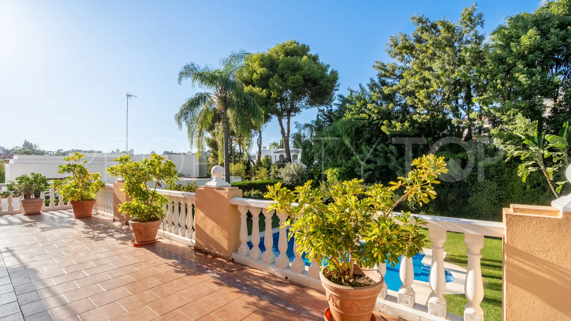 Se vende villa en Atalaya de Rio Verde con 5 dormitorios