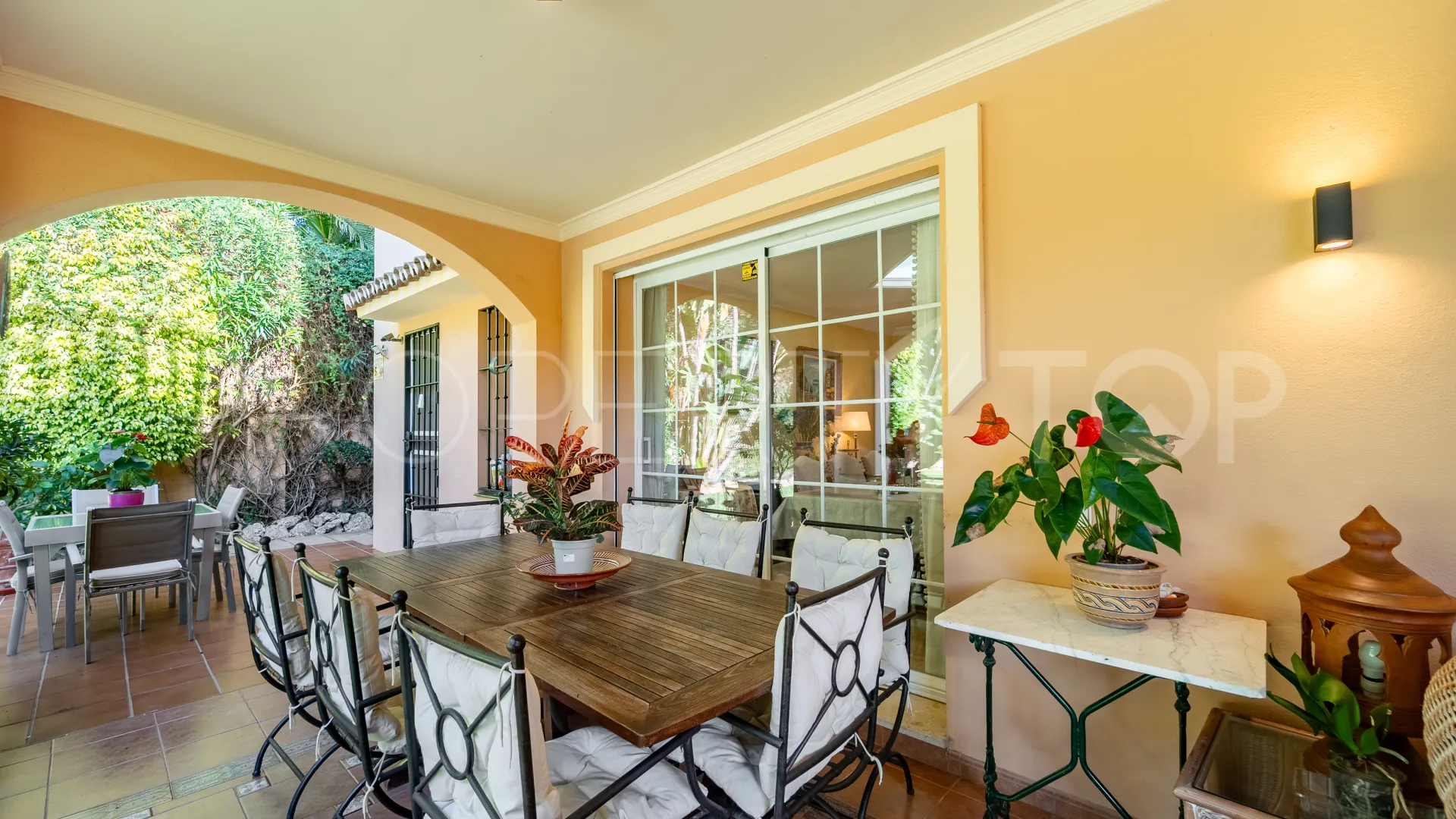 Se vende villa en Atalaya de Rio Verde con 5 dormitorios
