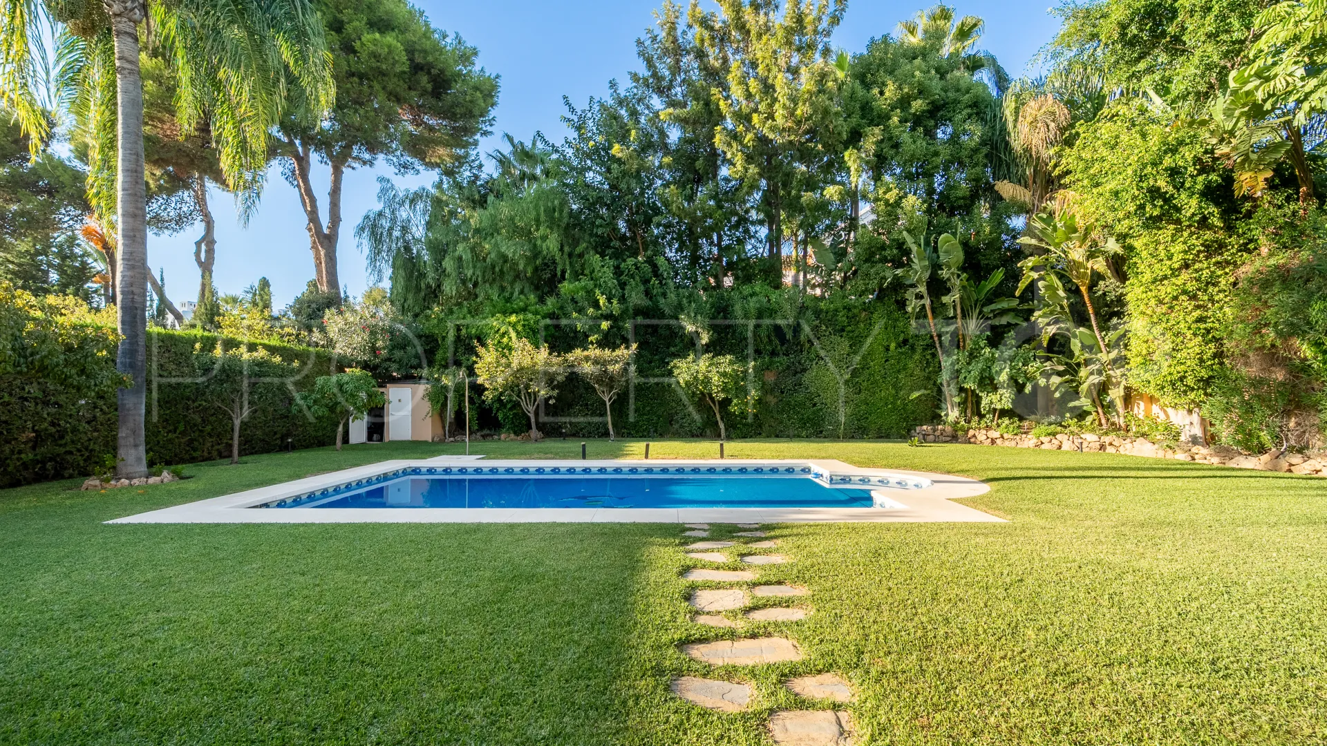 Se vende villa en Atalaya de Rio Verde con 5 dormitorios