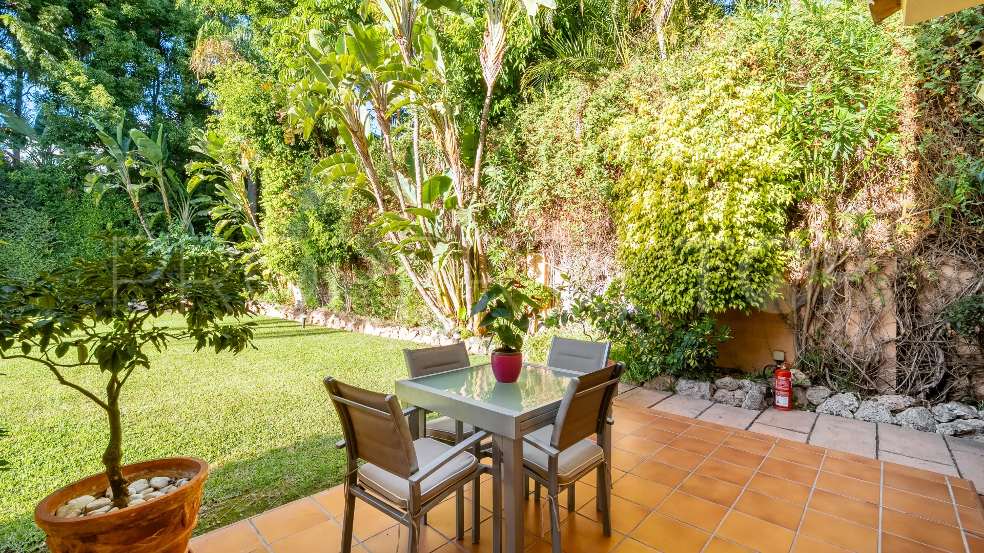 Se vende villa en Atalaya de Rio Verde con 5 dormitorios