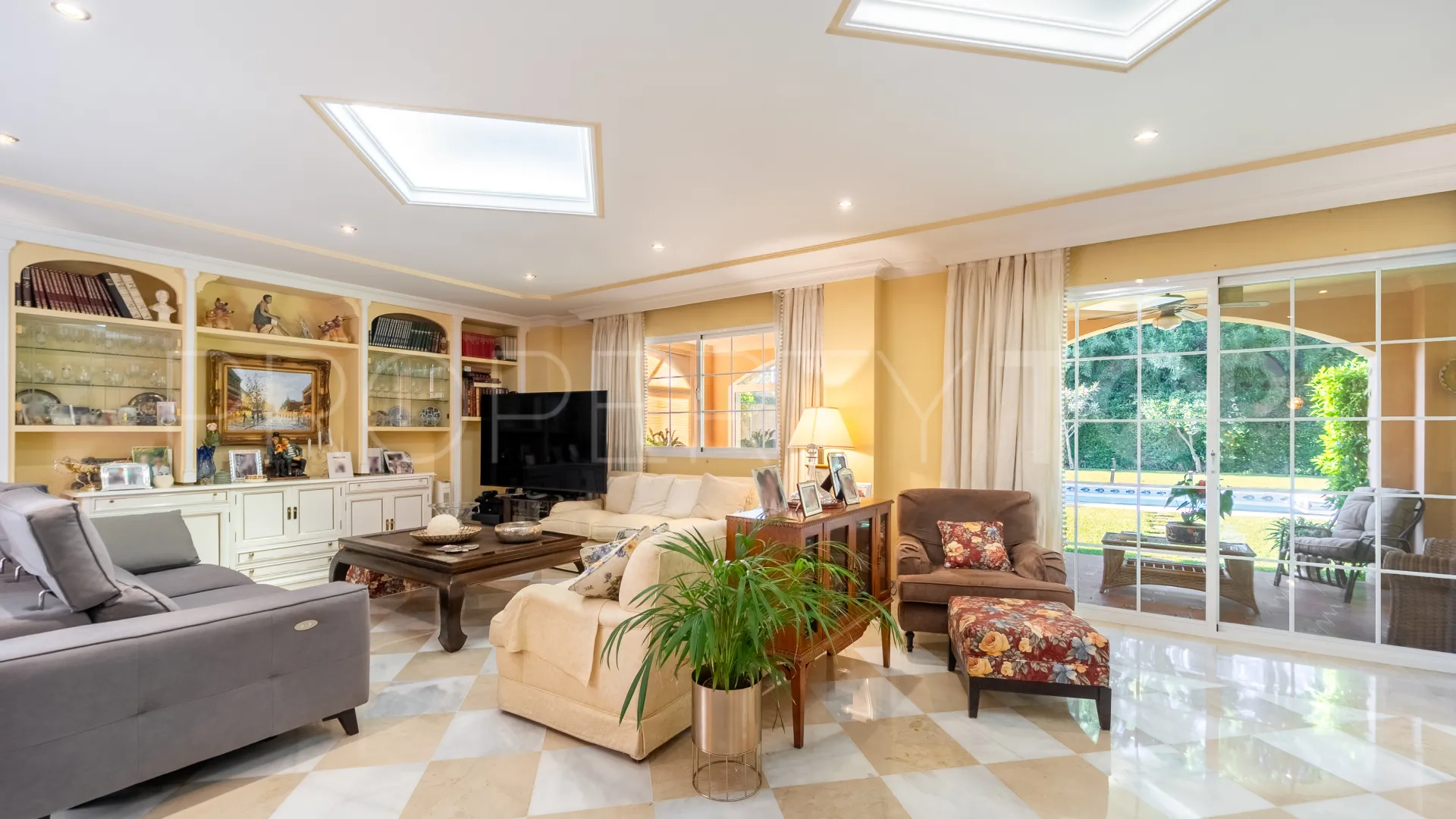 Se vende villa en Atalaya de Rio Verde con 5 dormitorios
