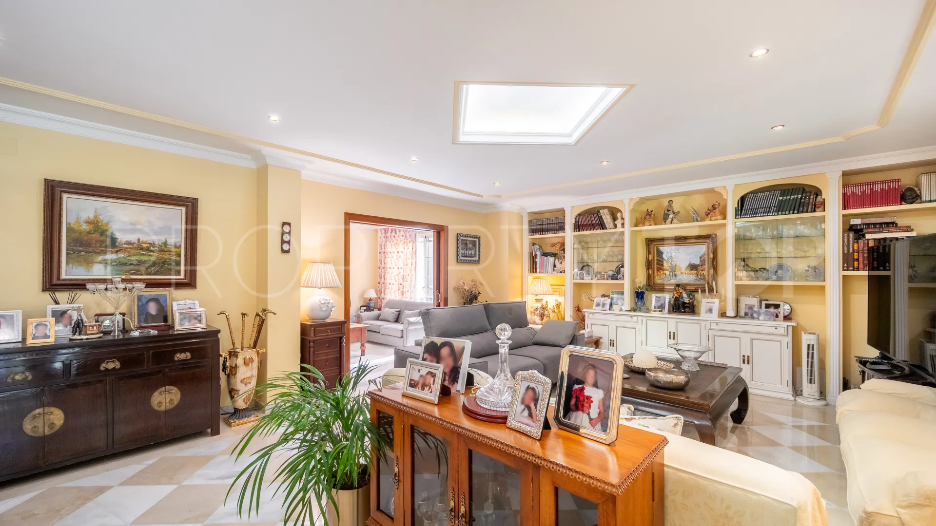 Se vende villa en Atalaya de Rio Verde con 5 dormitorios