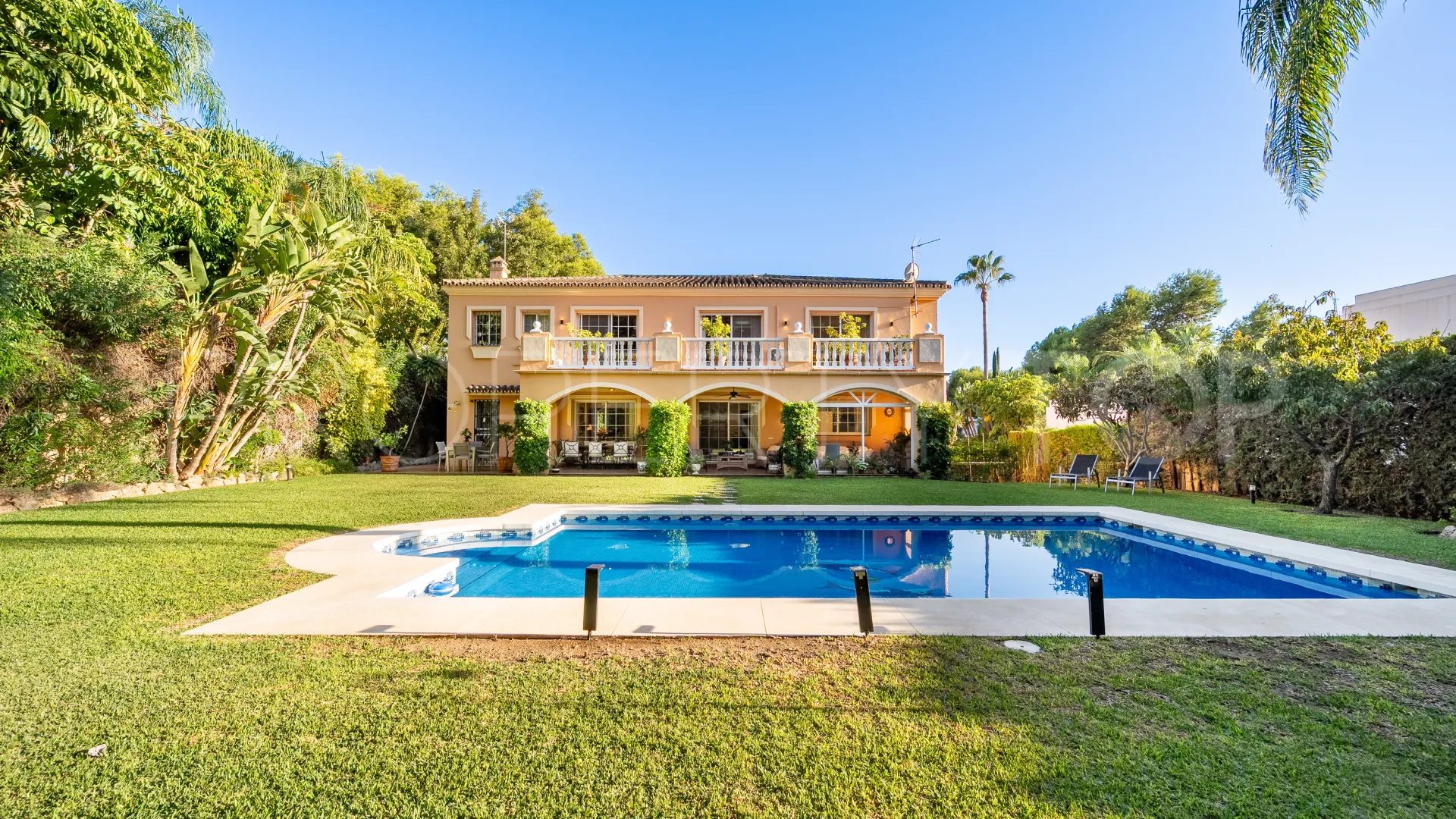 Se vende villa en Atalaya de Rio Verde con 5 dormitorios
