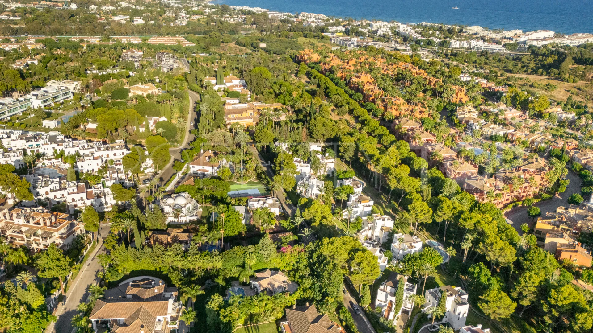 Se vende villa en Atalaya de Rio Verde con 5 dormitorios
