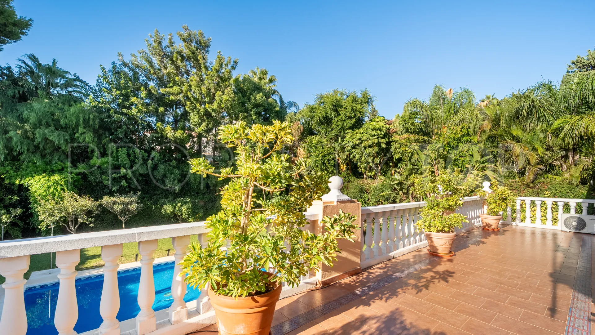 Se vende villa en Atalaya de Rio Verde con 5 dormitorios