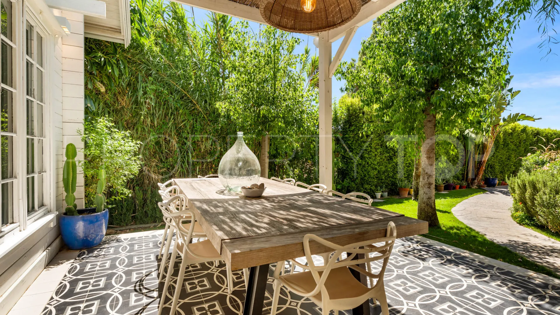 Villa for sale in El Paraiso