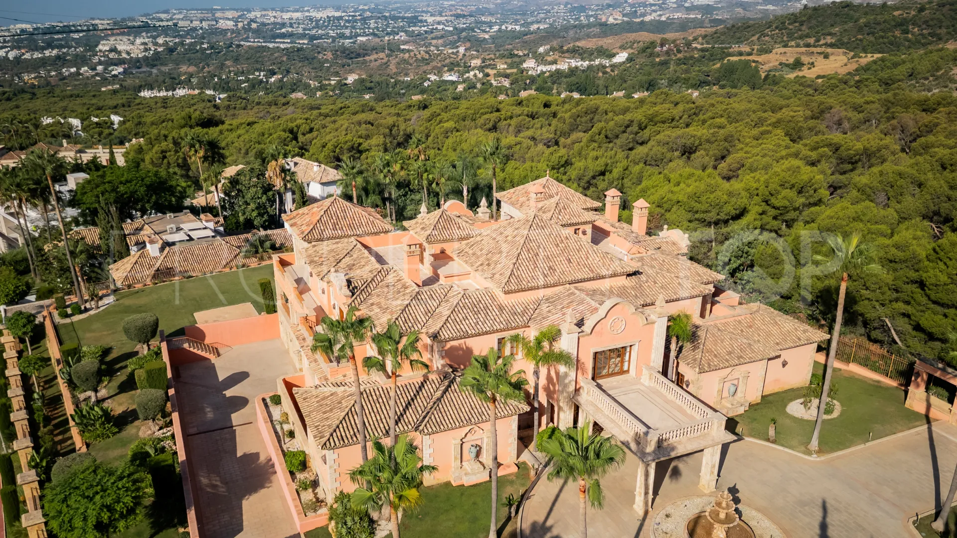 Buy villa in Sierra Blanca with 7 bedrooms