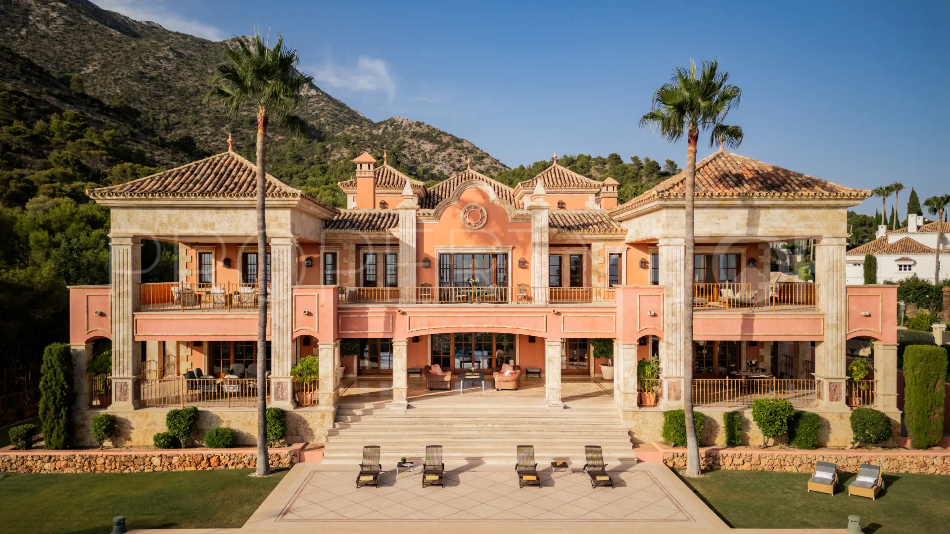 Buy villa in Sierra Blanca with 7 bedrooms