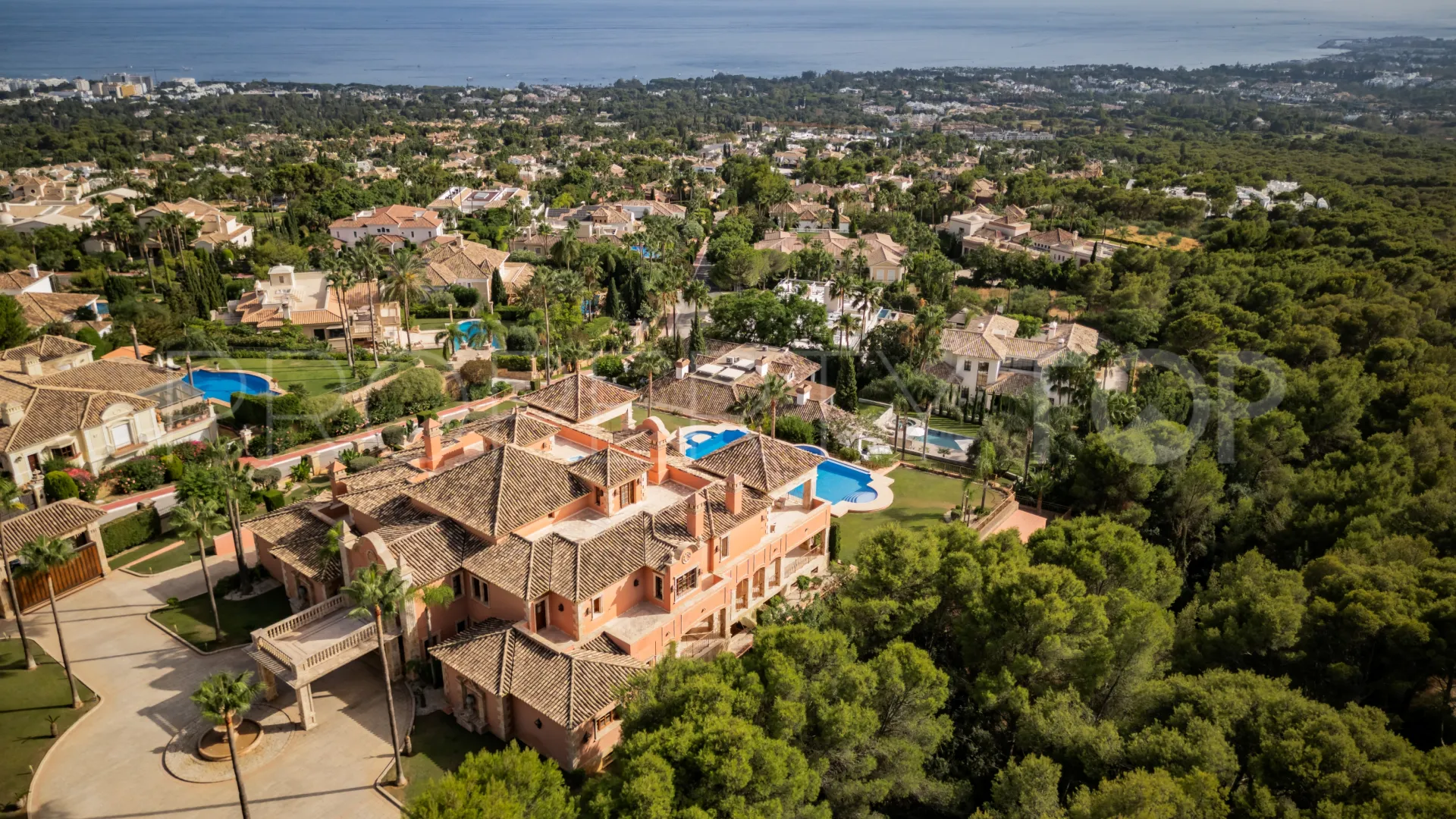 Buy villa in Sierra Blanca with 7 bedrooms