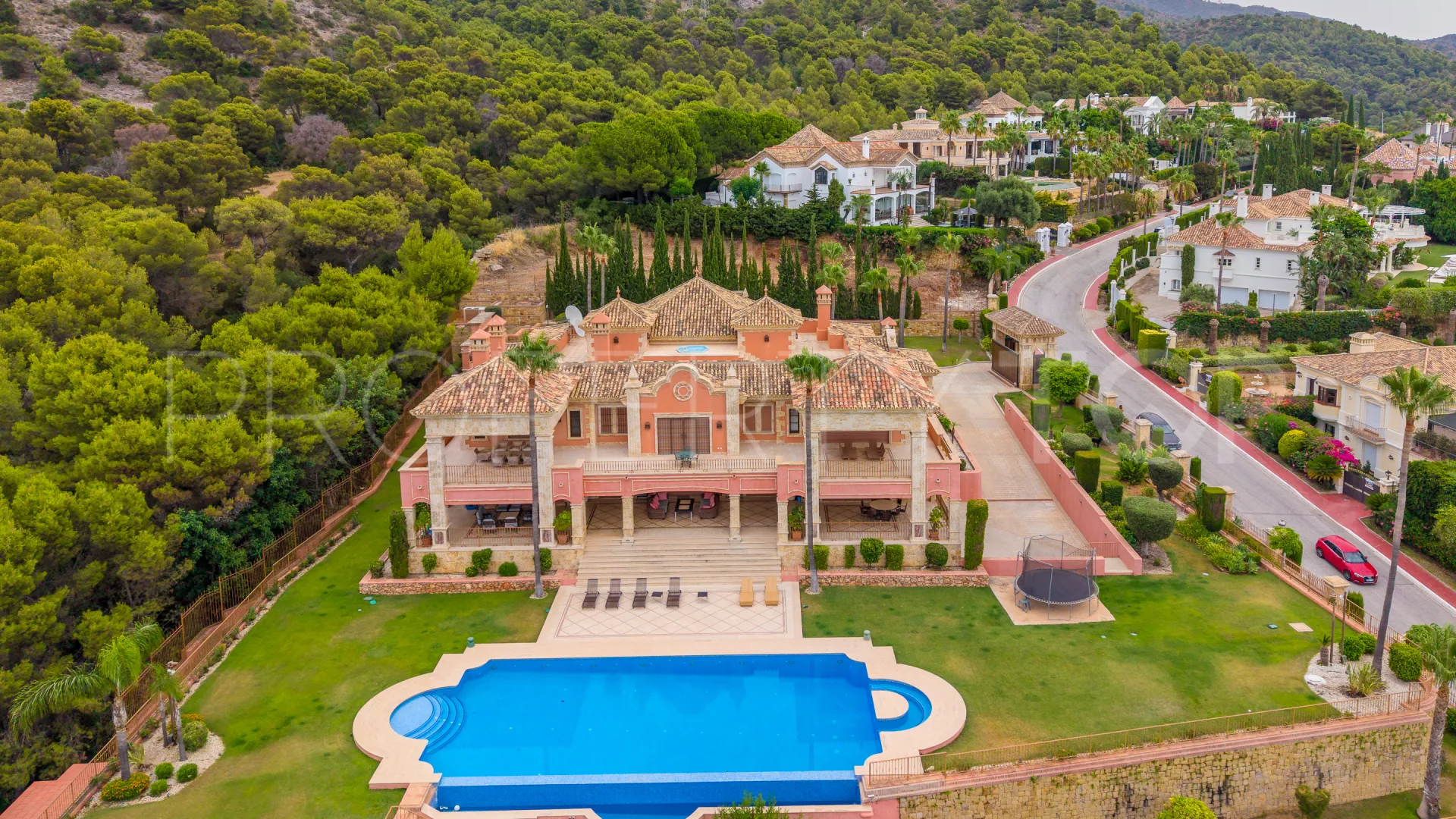 Buy villa in Sierra Blanca with 7 bedrooms