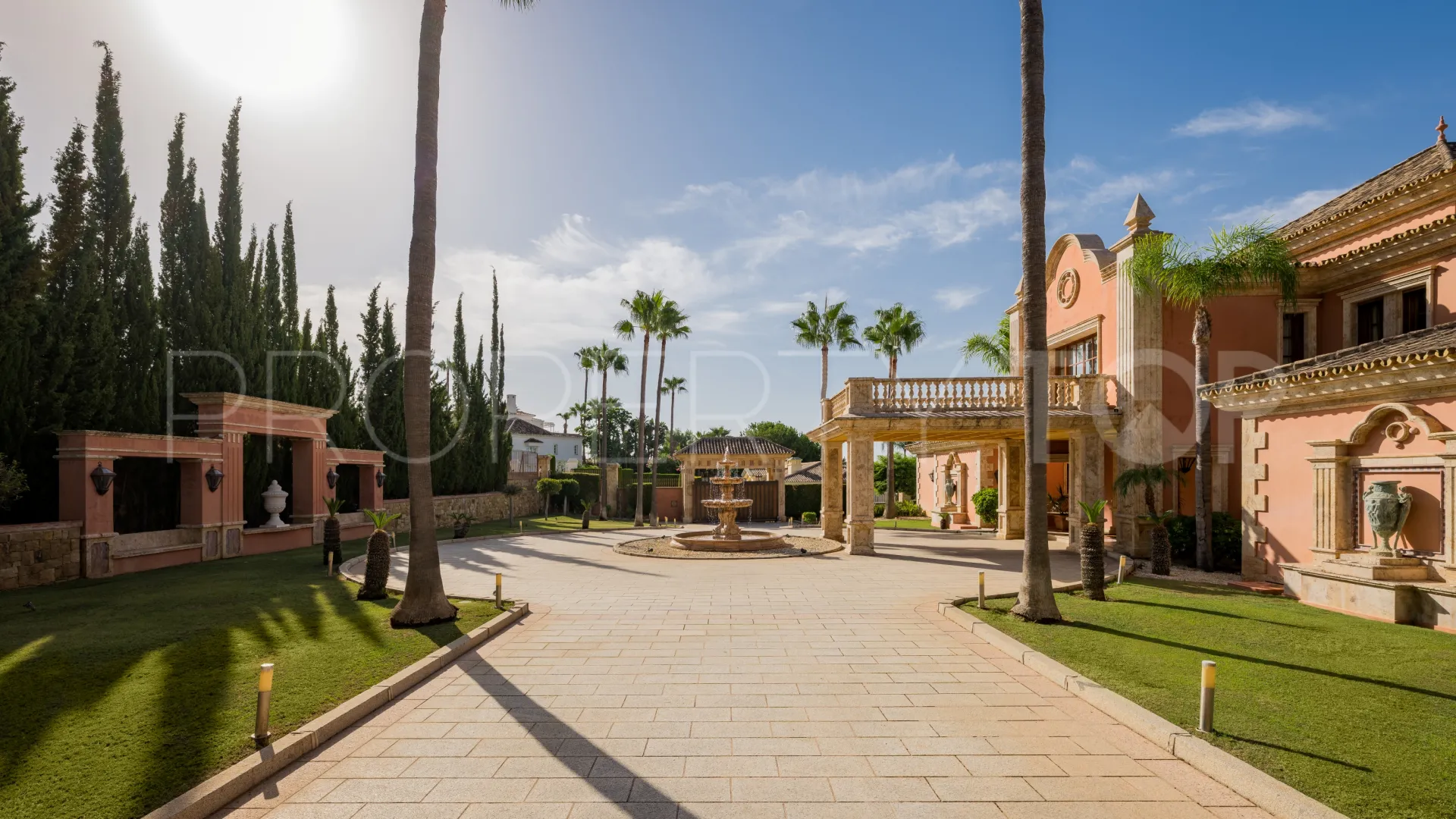Buy villa in Sierra Blanca with 7 bedrooms