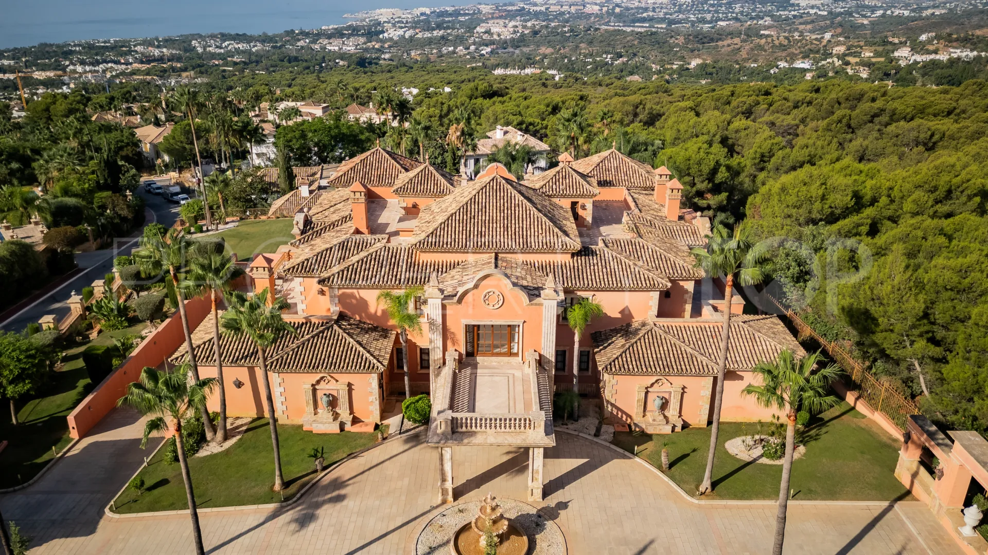 Buy villa in Sierra Blanca with 7 bedrooms