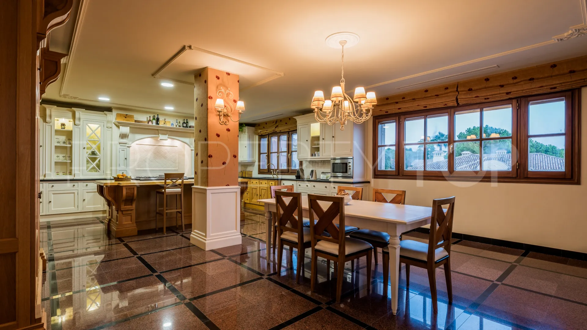 Buy villa in Sierra Blanca with 7 bedrooms