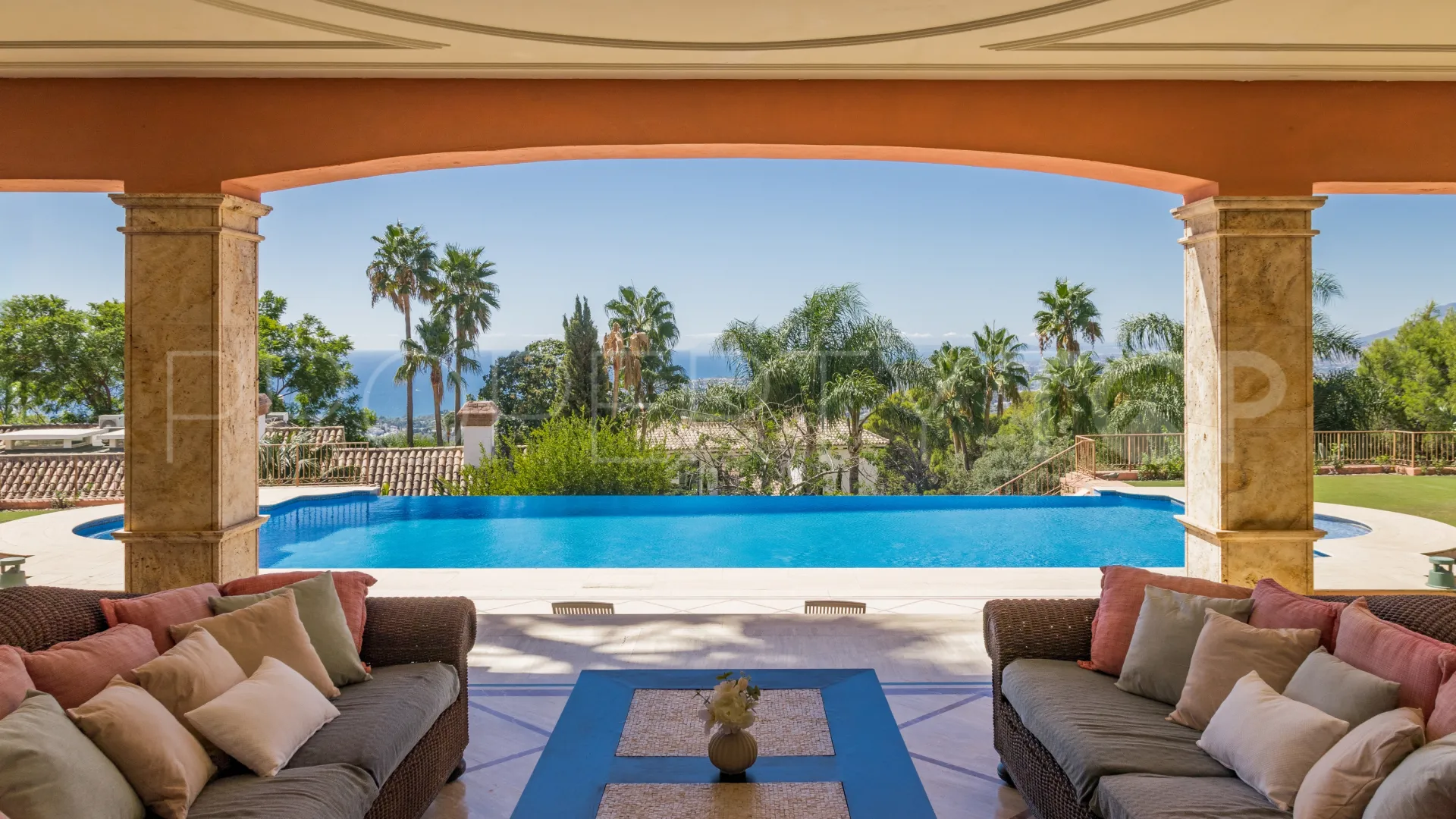 Buy villa in Sierra Blanca with 7 bedrooms