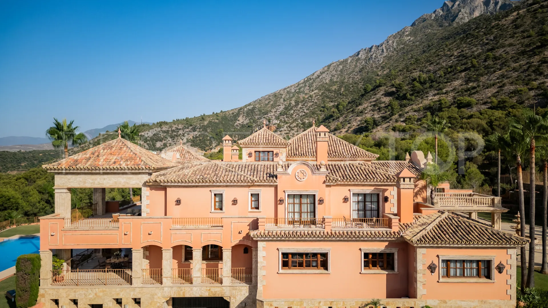 Buy villa in Sierra Blanca with 7 bedrooms